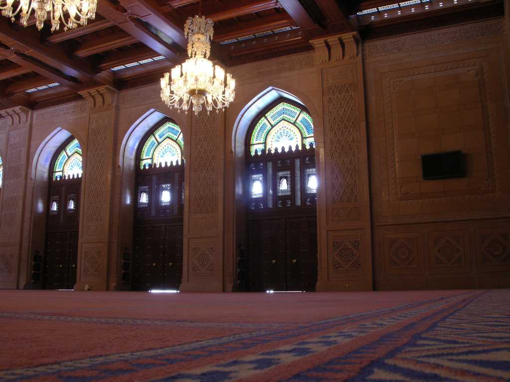 Muscat 04 Grand Mosque 11 Womens Hall Here is the much smaller and plainer women�s musalla. It can accommodate 750 worshippers, while the main musalla for men can hold over 6,500 worshippers. The TV on the wall allows the women to watch the service in the main musalla.